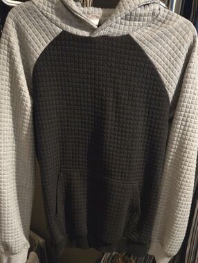 Men's Two-Tone Quilted Hooded Sweater - Black & Light Gray Size Medium.